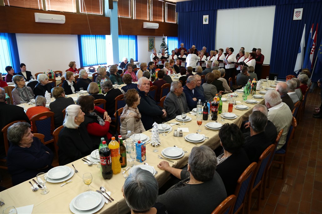 Božićni domjenak umirovljenika